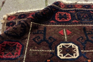 Antique Baluch Bag front, with good pile all over, apart for corroded browns.
For 99% with all natural dyes.               