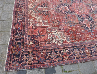 Heriz 378 x 299 cm., 12'5" x 9'9" , with some wear around the center. Heavy and tightly knotted piece, 52 kgs.           