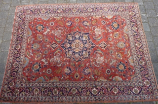 Antique Sultanabad, 379 x 285 cm., 12' 5" x 9' 4".                      