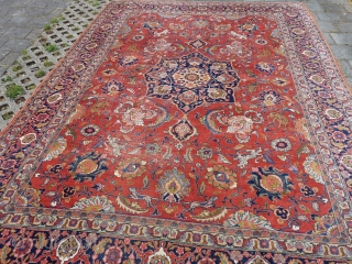 Antique Sultanabad, 379 x 285 cm., 12' 5" x 9' 4".                      