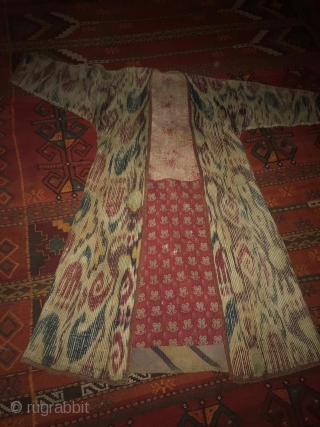 Uzbekistan - Ikat chapan, printed cotton lining - ikat facing. Circa 1900 - 1910                   