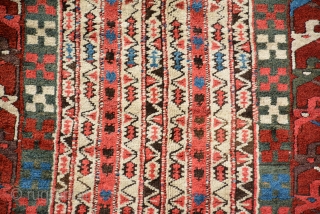 Kurdish runner End 19th century or 1st half of 20th century
Excellent condition, full pile
no repile or repairs
size : 335 x 120 cm 11.0 x 4.0 ft       
