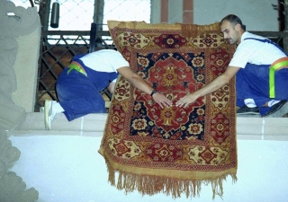 un-mounting rugs in the Black Church, Brasov