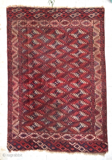 Description and origin: Yomut main rug. From Turkmen tribe.

Dimensions: 300 cm x 200 cm

Age: around 100 years

Condition: overall goo condition. Normal wear and tears, notably at fringe level. One minor whole.  