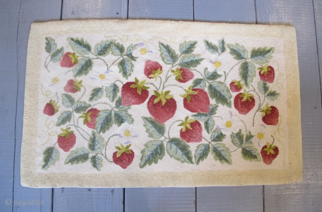 American Hook Rug, 100cm x 59cm (3'3" x 2") Second Half of 19th century.                   