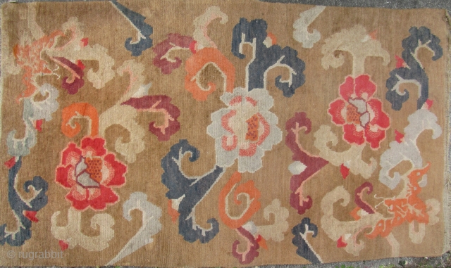 



Tibetan Khaden rug with auspicious bats and scrolling peony pattern.  L: 160cm/62in and W: 94cm/37in. Undyed wool warp and weft and the pile may be possibly undyed as well, quite unusual  ...