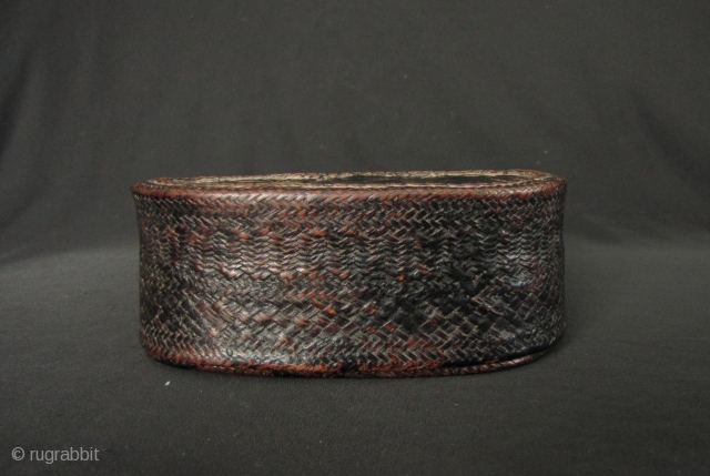 Lisu Lacquer Box: Superb antique lacquered bamboo woven box from the Lisu ethnic minority, Northern Thailand. This piece is in excellent condtion, no damage or old repairs. Please view enlargements to appreciate  ...