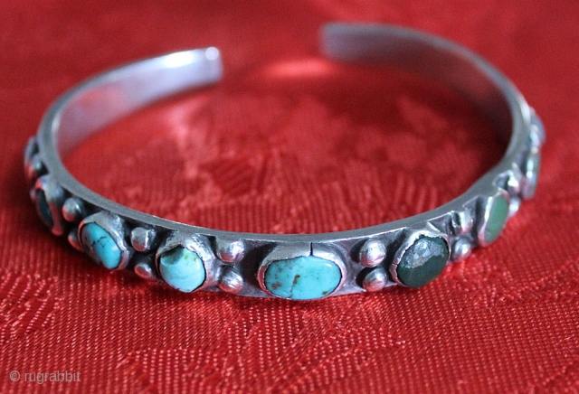 Navajo bracelet with turqoise stones
                            