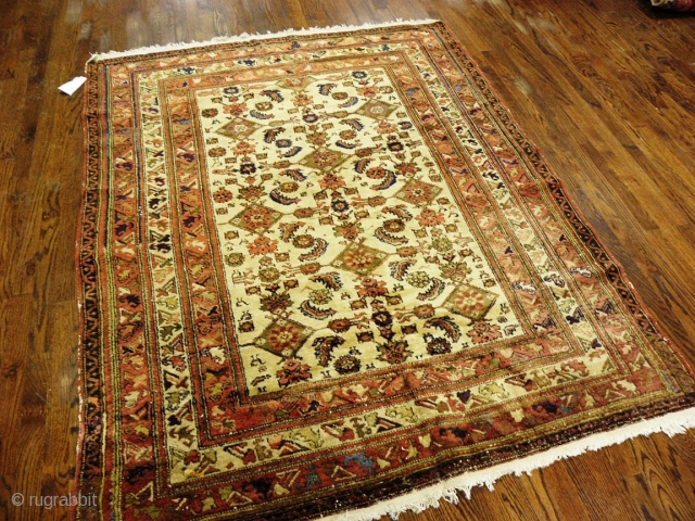 Type: BAKTIARI 
Origin: CENTRAL PERSIA 
Early 20 century. 
Size/Feet & Inches: 5'1'' x 6'1'' 
Size/Meters: 1.54 x 1.85 
Excelent condotion.             