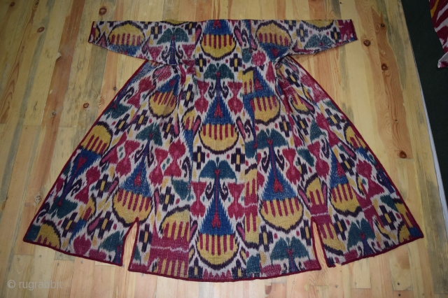 Ikat Chapan Coat
Central Asia - XVIII Century
Colours: Indigo, Gold Yellow, Old Pink
Rare Design

www.akbargallery.com                    