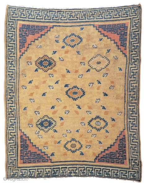 Rug with leafs and blossom palmettes
Ningxia
Northwest China
Qing Dynasty, Kangxi period (1662-1722)
180 x 135 cm (5’11” x 4’5”) 
Alg 276
asymmetrically knotted wool pile open to the left on a cotton foundation

A very unusual  ...