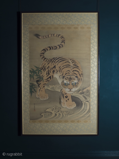 Large Edo period scroll painting by Kano Isen'in Naganobu


A truly magnificent and impressive painting by the seventh head of the Kano School, Kano Isen'in Naganobu. (1775-1828). The painting stands 173cm tall x 110  ...