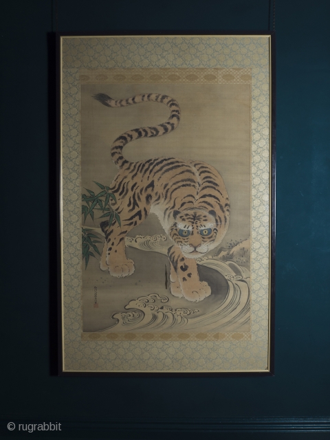 Large Edo period scroll painting by Kano Isen'in Naganobu


A truly magnificent and impressive painting by the seventh head of the Kano School, Kano Isen'in Naganobu. (1775-1828). The painting stands 173cm tall x 110  ...