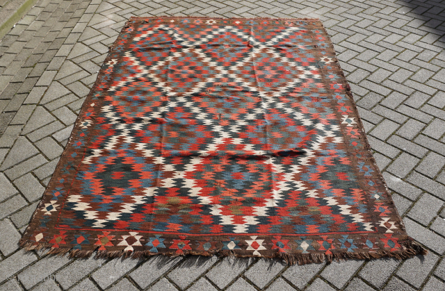 Excellent Luri eye dazzler with attractive squarish size. Last quarter 19th century. Size 240 x 160 cm. All excellent natural colors, photo´s seem a bit bright on my phone. Some spots with  ...