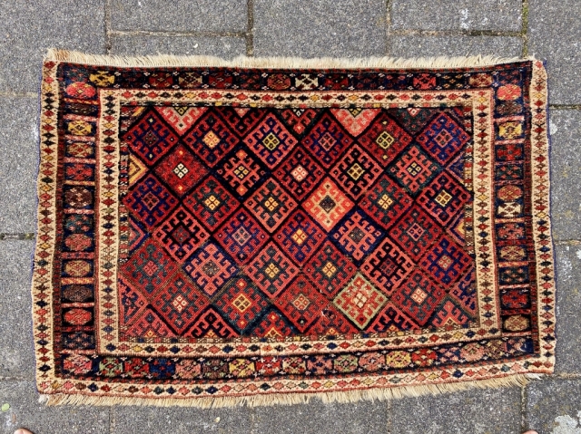 Exemplary 2nd half 19th century Jaf. Wide. 44 x 27.2 inch  (112 x 69 cm). Robust drawing, beautiful shades, two tones of purple and excellent yellow. Signs of tribal use in  ...
