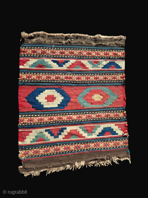 Shahsavan kilim and weft floating mafrash panel. Beautiful patinated colors. The top and bottom 'pyramid' band are very interesting. A piece that keeps you looking. Size 61 x 47 cm. € 120 ...