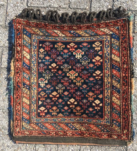 Complete Caucasian bag, half khorjin, Karabagh? Cotton warp and weft. Luminous wool, very nice triple borders. Front in very good condition, small moth bite, original sides and closure system. Small aniline highlight  ...