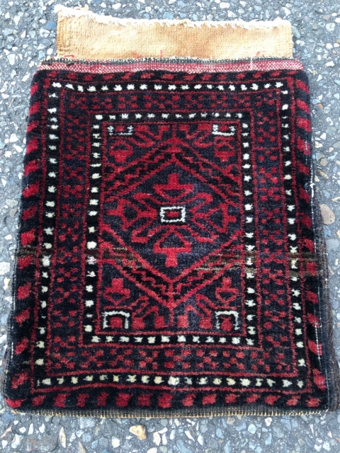 Sweet Baluch chanteh, fully preserved. Nice mina khani design and abrash of grey natural (un-dyed) wool. Beautiful colors and wool. Back cotton. Size 18.1 x 9.1 inch (46 x 32 cm).  