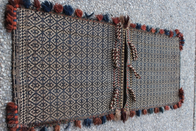 The beautiful 60-70 years old Persian Qashqai - Darreh Shuri hand-woven saddlebag with natural dyes & 100% wool category: Persian origin/type: Qashqai / Darreh Shuri design age classification: 1950+ size: 16.5" (42cm)  ...