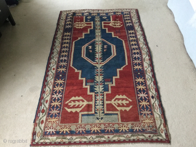 Charming elegant Avar. In excellent condition. About 1900. Great border. 160 by 97 cm.                   