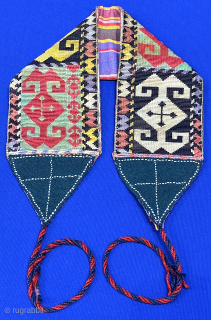 Uzbekistan Lakai silk cross stitched embroidery headband. İt is in great condition. (17.5'' x 3'') x (''45 cm x 7.5 cm''). turkmansilver@gmail.com.