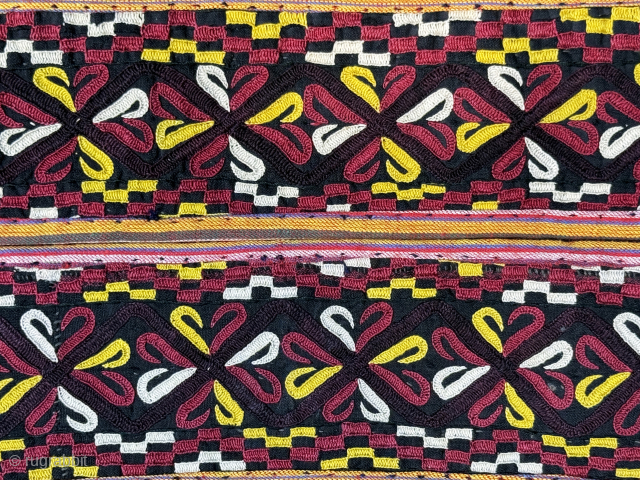 Turkmen silk embroidered ceremonial belt. Fairly in great condition. It has finely cotton backing. Size : 35'' x 3'' - ''89 cm'' x 7 cm'' turkmansilver@gmail.com.       