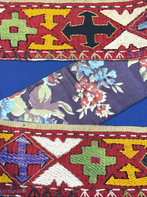 Antique Uzbekistan Lakai silk embroidered belt. Size - 49.5'' x 3.5'' - ''126 cm x 9 cm'' turkmansilver@gmail.com.               