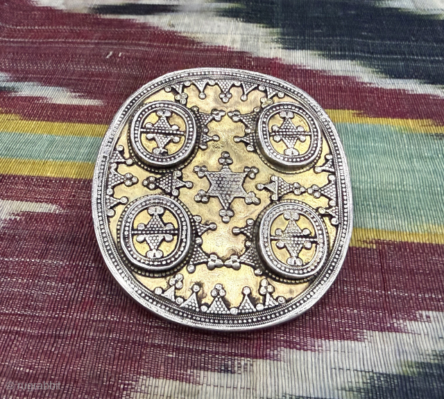 Kazakhstan silver two-finger ring with gilded. İt is in great condition. Size : (3'' x 3'') x (''8 cm x 7.5 cm'') x Weight : 100 gr. turkmansilver@gmail.com.
