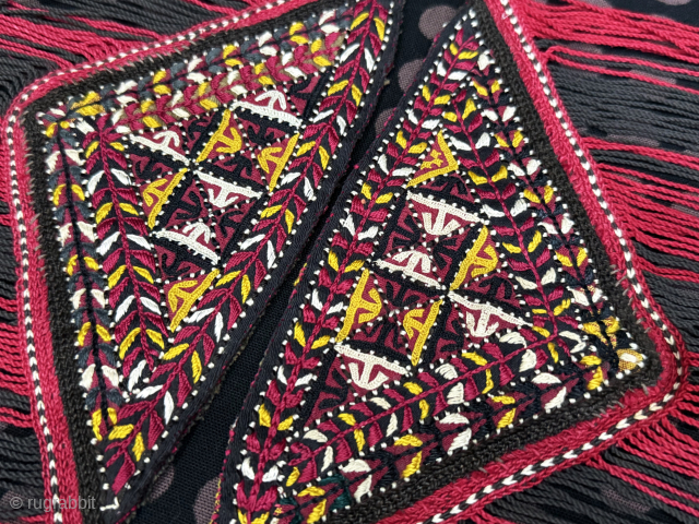 Turkmen pair of silk embroidered tassels hanging. It is in good condition. Size : 7.5'' x 7.5'' - ''20 cm x 19 cm'' turkmansilver@gmail.com.