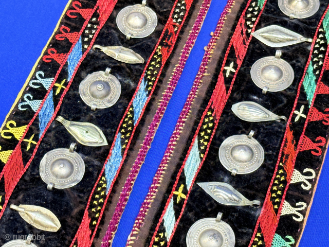 Kyrgyzstan Ethnic silk embroidered ceremonial belt with silver. Size : (44'' x 4'') - (''112 cm x 10 cm''). turkmansilver@gmail.com.