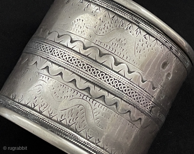 Handcarved Antique Turkmen Talismanic Silver Cuff Bracelet Arm band & Desbend.
Original Ethnic Turkmen Art Jewelry. Circa - 1900 Size - ''5.5 cm x 6 cm'' - İnnir circumference : 14 cm -  ...