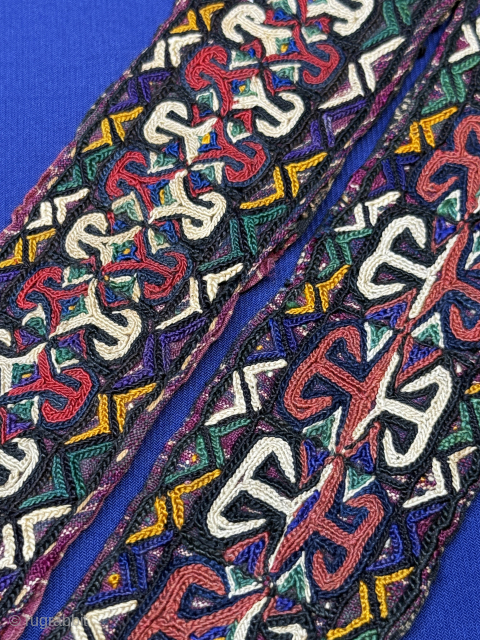 Turkmen - Yomud silk embroidered antique belt. Fine chain stitched embroidery with saturated natural colors. Lined with printed Russian cotton backing. Fairly in good condition. Size : 30.5'' x 2'' - ''78  ...