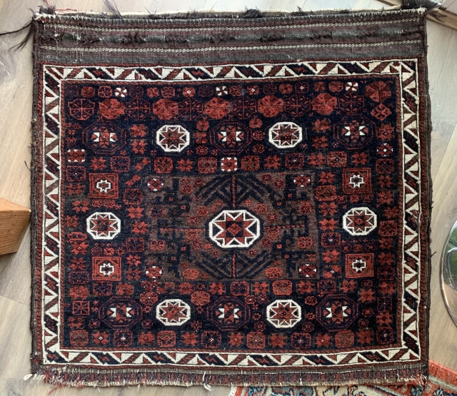 Antique Baluch octagon bag the rarest type with boxes in main border and white lightning outer border ca 1880 size 81 x 76 cm
Great wool,  natural dyes generally good full pile  ...