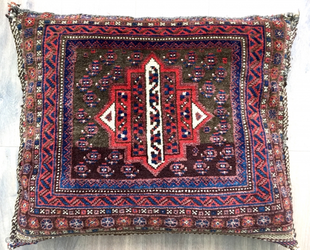 Very unusual antique complete saddlebag ca 1900
It's an Afshar variant with Timuri Baluch design size 70 X 59 cm.
Has all the attributes of a great Baluch lovely sift shiny wool and great  ...