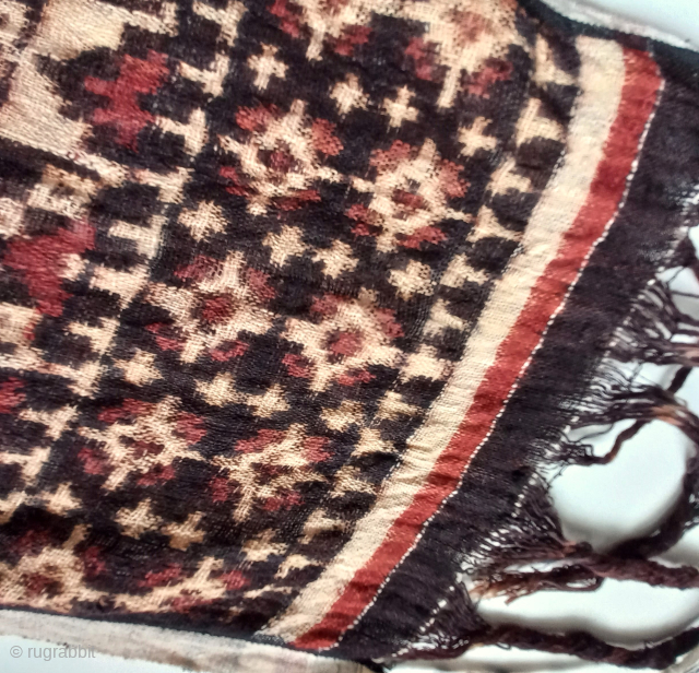 Geringsing, the holy cloth from the village tenganang/Bali. Double Ikat. Ceremonialcloth. 20 Jhrd. 1m96cm x 22cm
very good condition               