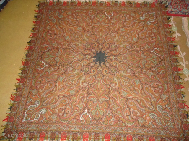 Paisely scarf excellent condition
Size 5feet5inch by 5feet5inch.                          