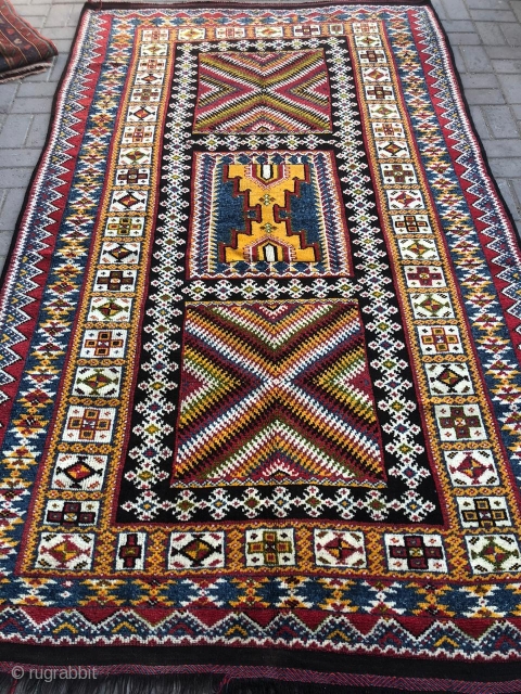 Vintage morrocan Berber rug.
Excellent condition.
Size 8.6 by 5.1 feet.                        