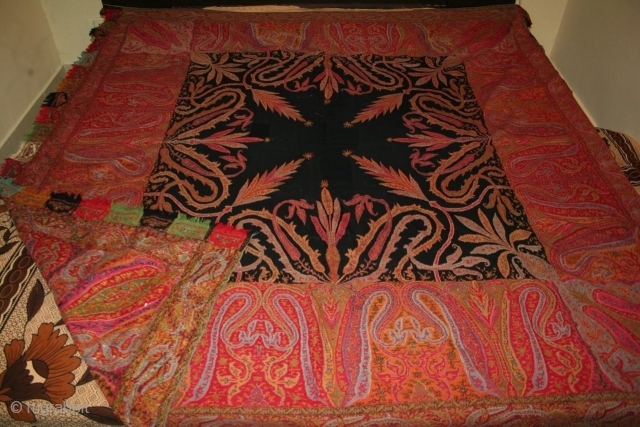 Antique indian kashmir 19th century woven kani shawl.
Very nice colours in perfect condition  with rare black center.               