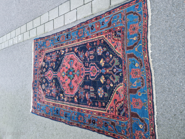 HAMADAN RUGS NICE Beautiful colors with harmony in the desein:a lovly blue with a Kurdish-persian tribal pattern.Size 194×125 CM.Jahre 1920/30 CA.