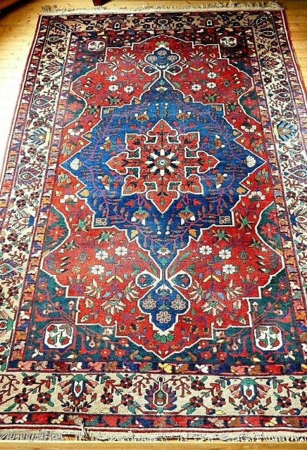 Beautiful bakhtiari rug around 1920's. Size is 320 x 217 cm / 10'8" x 7'2" approx.                 