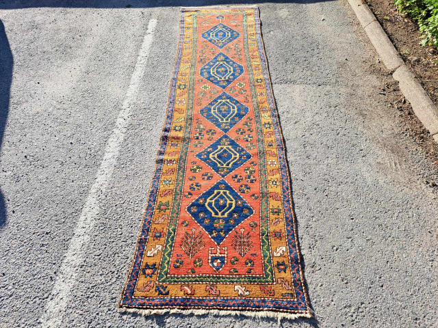 Beautiful heriz runner size 330 x 88 cm.                         