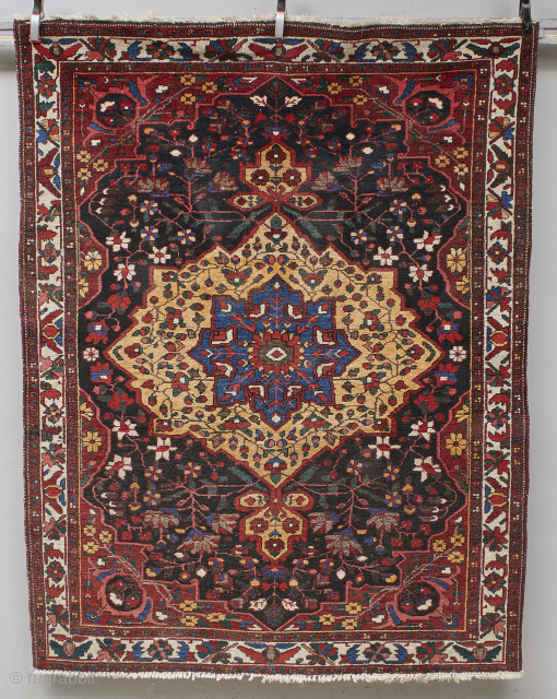 Bakhtiari size 5' x 6'6".