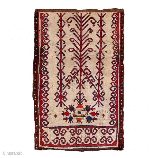 Exceptionally rare early archaic type "white" Kyrgyz eshik tysh (entrance door carpet), Central Asia, Kyrgyzstan, Alai valley, early 19th century
L. 167 cm; W. 105 cm
Wool, natural dyes
Excellent condition
Published: Arts from the Land  ...