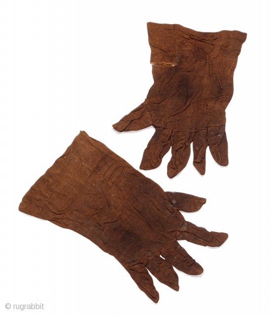 Pair of gloves, Qara Khitay / Western Liao, Central Asia, Semirechye, late 12th century
Silk gauze
L. 23.5 cm; W. 13.5 cm
The gloves are cut to fit individual fingers. Four fingers are standing on  ...