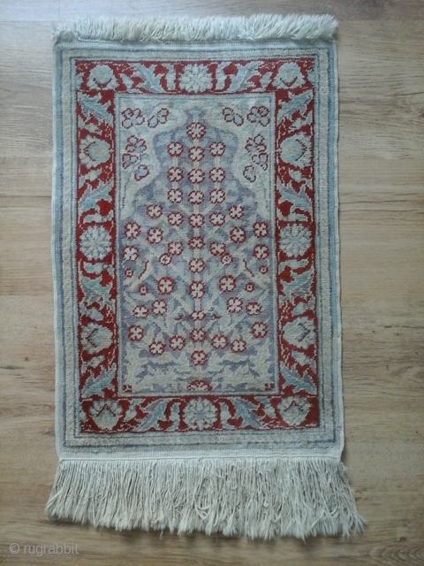 Kysery prayer rug ( silk on cotton )
39,5 X 58 cm                      
