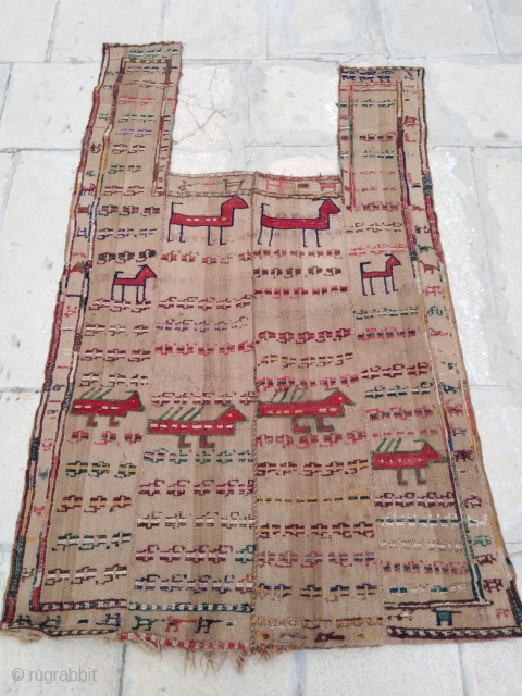 Antique Caucasian Karabagh horse cover. Very good condition.
Width 3'7" (110cm)
Total length 5'7" (170cm)
Strap length 1'8" (50cm) x width 10" (25cm)             