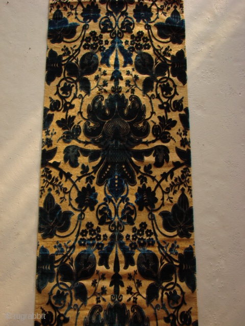 Antique Russian velvet.
late 19th century.

Amazing condition.                           