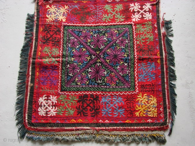 Tush kiyiz.
Kyrgyz Embroidery.
Very good condition.
Russian cotton backing,
78cm wide and 78cm. long.                      