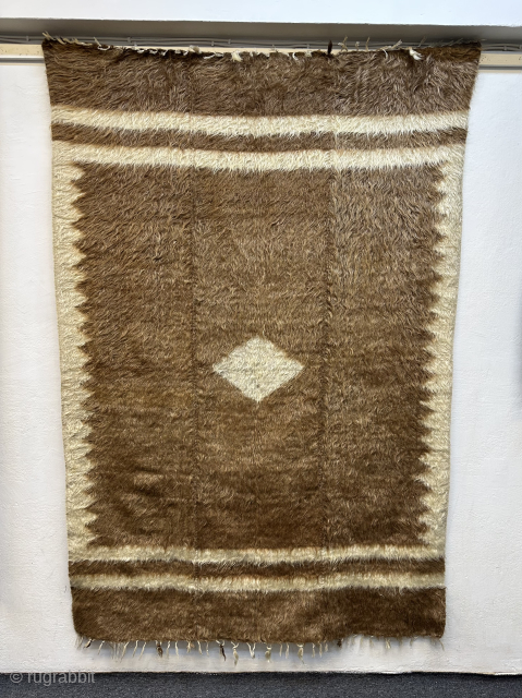 Belonging to the southeastern Anatolia region (Siirt)Hand-woven blanket made from goat wool.1920s
Size:200x135 cm                    