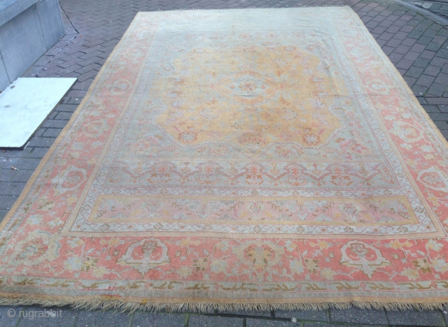 Oushak 235x340 cm (7ft7in x 11ft2in) 

Turkey circa 1890

Condition: good, some spots of low pile

Wool warp, wool weft, wool pile

Worldwide shipping            